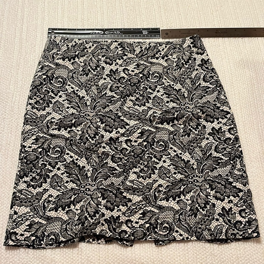 EUC lovely lace print skirt